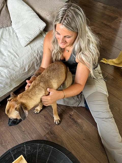 Inès Rastouil fait partie des experts du bien-être animal qui travaillent avec Fidelami. Ici, elle est en train de faire un soin en ostéopathie sur un petit chien. Inès intervient sur tous les animaux, que ce soient des chiens ou des chats, mais aussi les chevaux, les vaches, les chèvres et les moutons