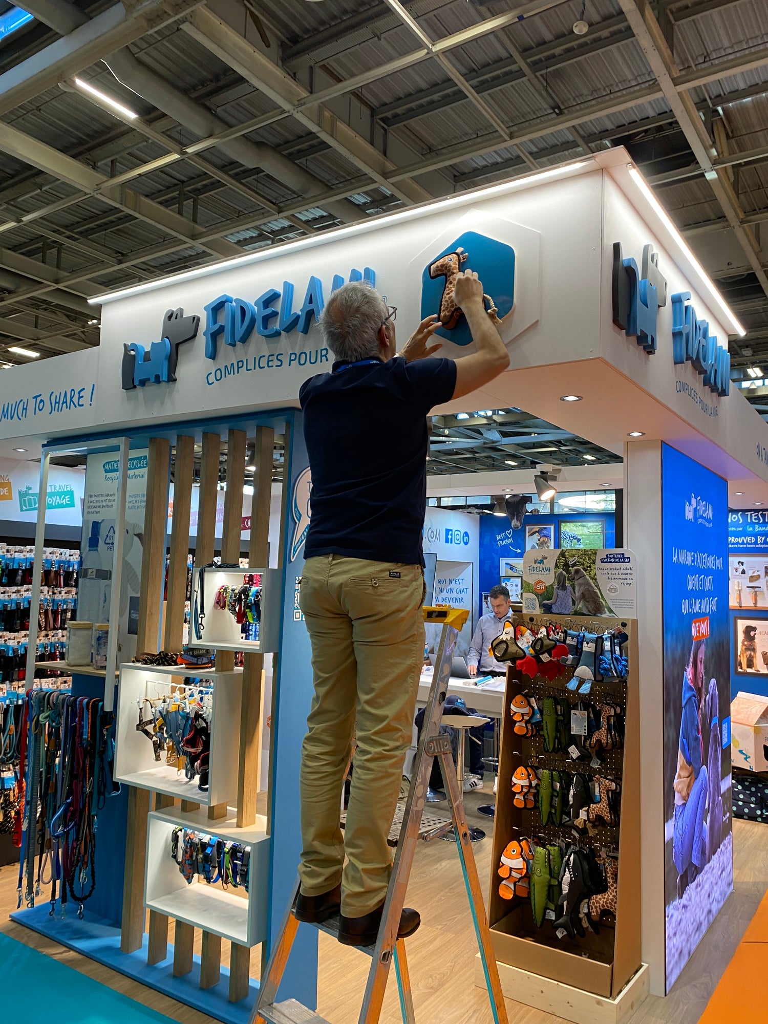 Mise en place du stand Fidelami au Paris Animal Show 2025 à Paris Porte de Versailles