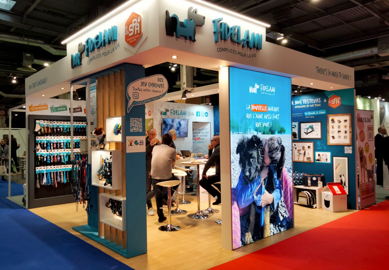 Voici notre stand au Paris Animal Show 2023. C'était l'occasion de rencontrer les pet parents venus visiter. Il y avait deux jours : un jour réservé aux professionnels, et un jour ouvert au public. Nous avions préparé une large sélection de produits et quelques surprises. Fidelami était heureux d'afficher son partenariat avec la SPA et de montrer sa préoccupation pour le bien-être animal.